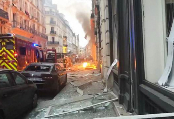 Извънредно! Мощна експлозия разтърси центъра на Париж (СНИМКИ/ВИДЕО)