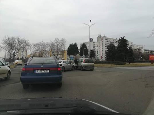 Катастрофа затапи възлово кръгово в Бургас, два автомобила са помлени (СНИМКА)