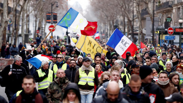 59 задържани на митинга на „жълтите жилетки” в Париж