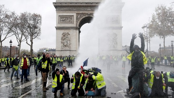 Десеткитки хиляди разпалват бунт в много градове на Франция днес (ВИДЕО)