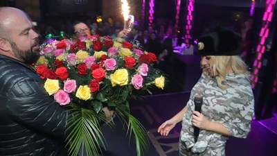 Тайнствен обожател преследва Камелия, Цветин бесен