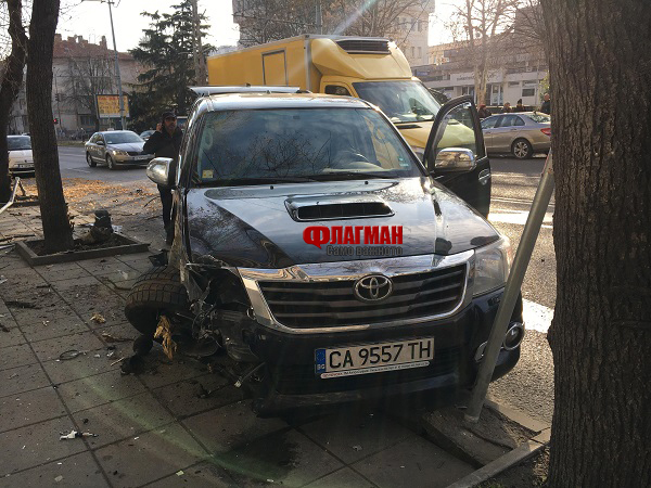 Извънредно! Софийска Тойота "кацна" на тротоар на бургаския булевард "Хр. Ботев" (СНИМКИ)