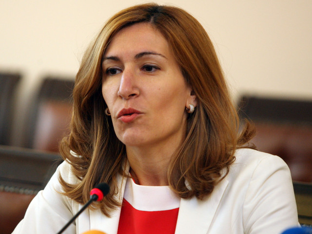 Министър Ангелкова: Вандализъм е да се рушат дюни, благодаря на институциите за добрата координация