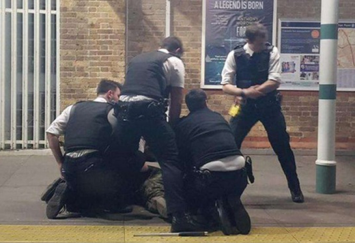 Страховито! Главорез размахва мачете, жени пищят в лондонското метро (СНИМКИ/ВИДЕО)