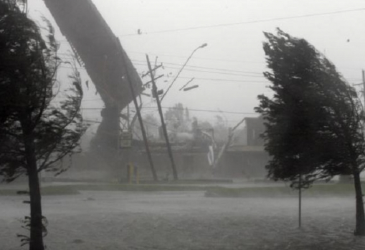 Стихията бушува: Ураганен вятър помля Карлово! (СНИМКИ)