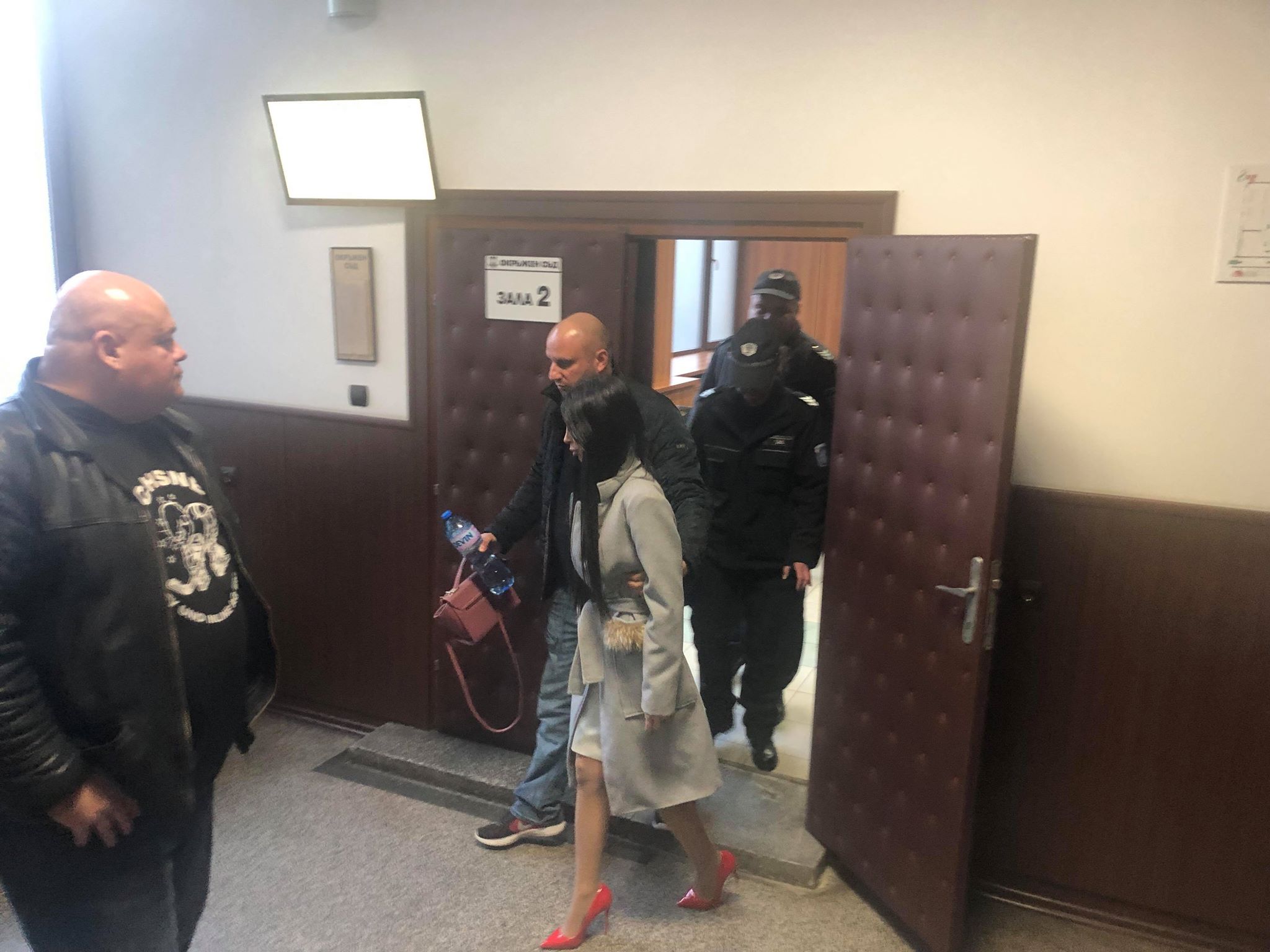 Мегз рухна в съда: Оставиха транспортния бос Рончев зад решетките! Жена му гледа острани (ВИДЕО)