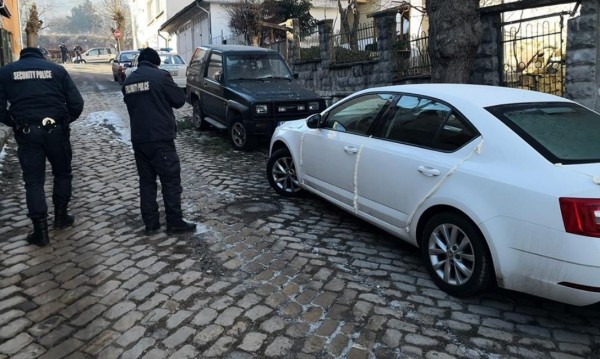 Отмъщение! "Запечатаха" с пяна лек автомобил