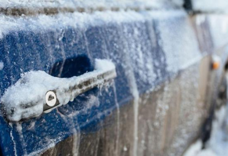 Опитен автобояджия обясни трябва ли да мием колата през зимата