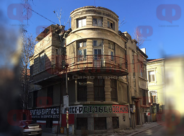 Стара къща в центъра на Бургас застрашава минувачи, фасадата й се ръси по тротоара (СНИМКИ)