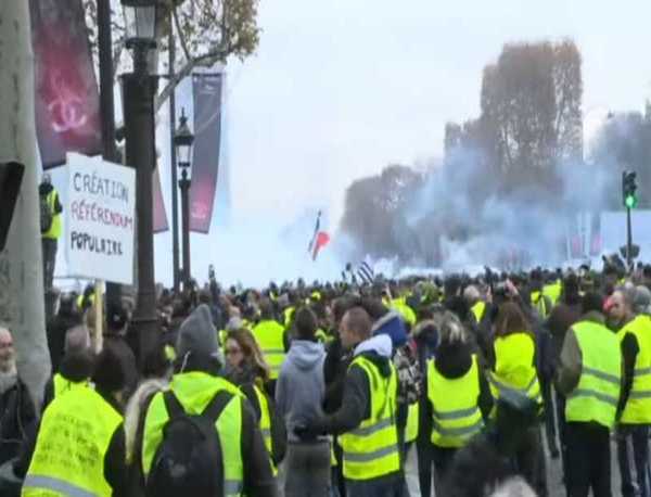 Десетки хиляди "жълти жилетки" пак излязоха на протести във Франция