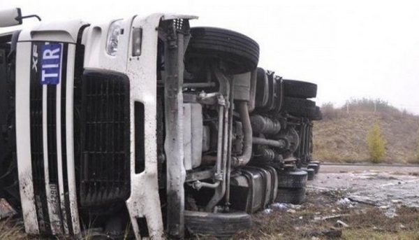 ТИР се хвърли в канавката на Е-79, движението е ограничено