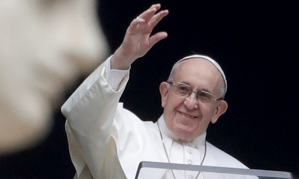 Папата кани католиците да се молят по... интернет