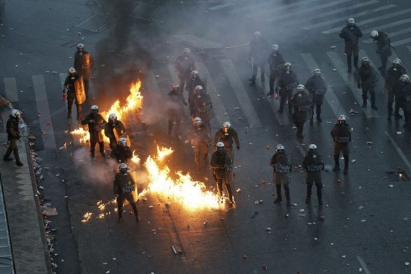 Коктейли “Молотов“ и сълзотворен газ хвърчат при сблъсъци в Атина заради Македония