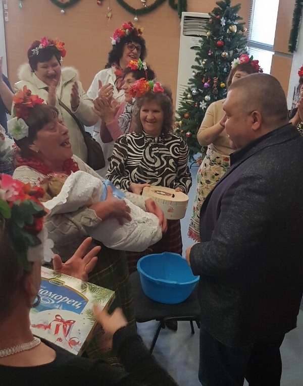 Баби, млада булка и бебе посетиха кмета на Свети Влас, показаха му обичая "Къпане и орисване”