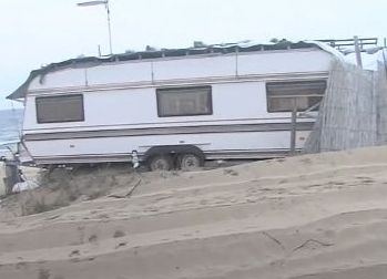 Издирват собственици на каравани заради разораните дюни на къмпинг „Смокиня“ (ВИДЕО)