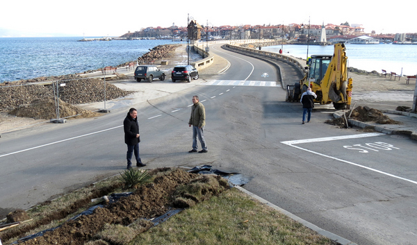 Кметът на Несебър Николай Димитров провери ремонтните дейности по южната крайбрежна алея в града