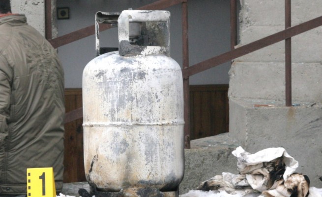 Извънредно! Газова бутилка гръмна в апартамент в жк „Братя Миладинови“, има ранен
