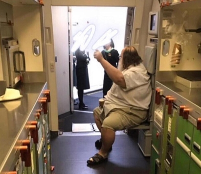 Свръхдебел пътник в самолет накара стюардесите да му избършат задника