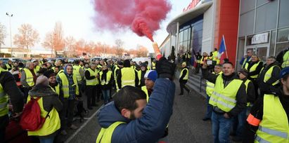 Контрапротест срещу жълтите жилетки във Франция! Излизат "червените шалове"