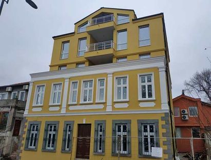 Как се реставрира една от най-старите къщи в Бургас? Като се събори и се пришиха още три етажа (СНИМКИ)