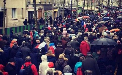 Шествието на червените шалове в Париж събра над 10 000 души