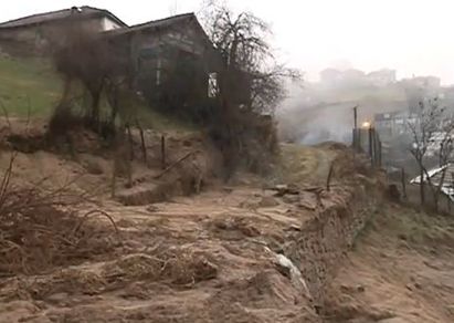 Опасност от преливащи реки и активизиране на свлачища заради обилните валежи
