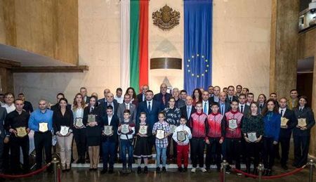 МВР награди най-отличените спортисти по карате и джу джицу на Бургас