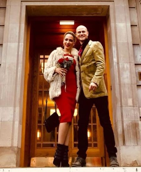 Внучката на Тодор Колев се омъжи в червена рокля
