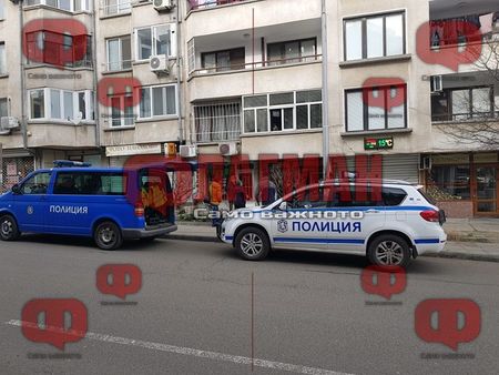 Само във Флагман.бг: Акция посред бял ден до Руската гимназия в Бургас, двама са арестувани