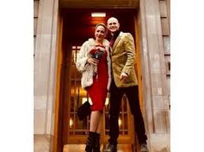 Внучката на Тодор Колев се омъжи в червена рокля