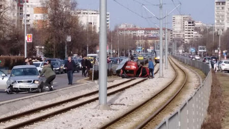 Верижен сблъсък: Кола се обърна върху трамвайни релси