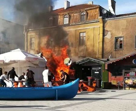 Извънредно! Огромен пожар до храма "Св.св.Кирил и Методий", изгоря заведение (ОБНОВЕНА)