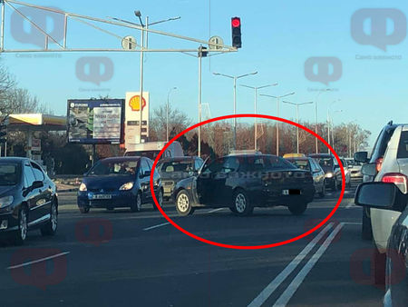 Безумие! Изоставена блъсната кола затапи движението по бул. „Струга“ в Бургас