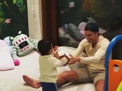 Горд Роналдо, учи по-малкия си син да рита