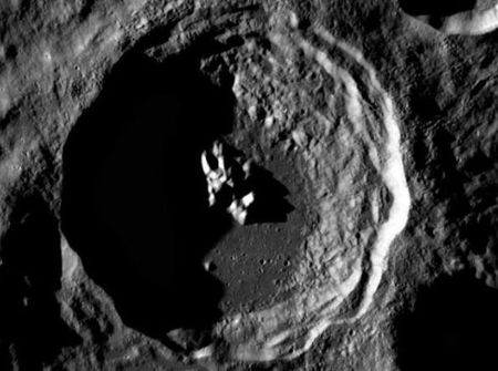 Уфолог откри извънземен кораб в лунен кратер