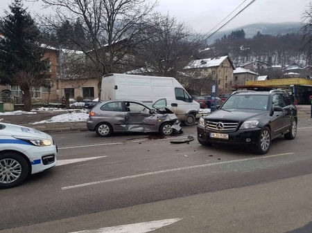 Страшно меле, джип помля лек автомобил и бус