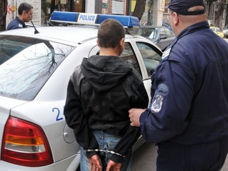 Какво се случва? 10-годишен задигна лаптоп от училище, тийнейджъри грабят наред в Бургас