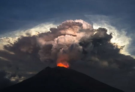 Огнена стихия: Два вулкана изригнаха в Индонезия