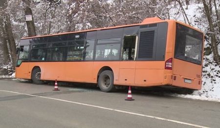 Автобус от градския транспорт се заби в дърво