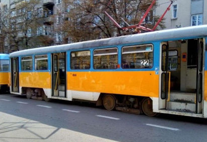 Екшън в центъра на София! Пиян мъж вилня в трамвай и устрои страшен погром, а на информационното табло се появи... (СНИМКА)