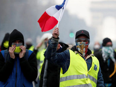 Над 50 000 на протеста на жълтите жилетки във Франция