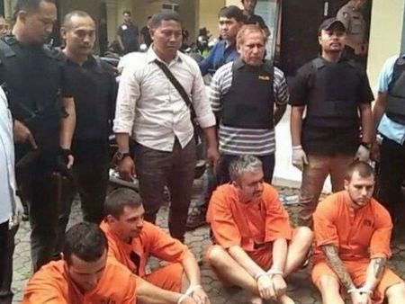 Ето ги петимата арестувани българи в Бали, източвали банкомати
