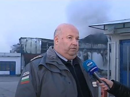Огнищата в опожарения цех за месо във Войводиново още тлеят