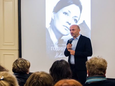 Георги Тошев върна Невена Коканова в Бургас на лента и в биографична книга