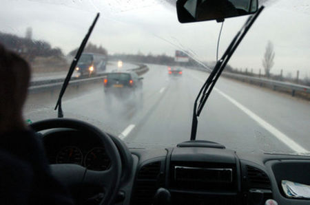 Пътните настилки в Бургас са мокри, има опасност от поднасяне