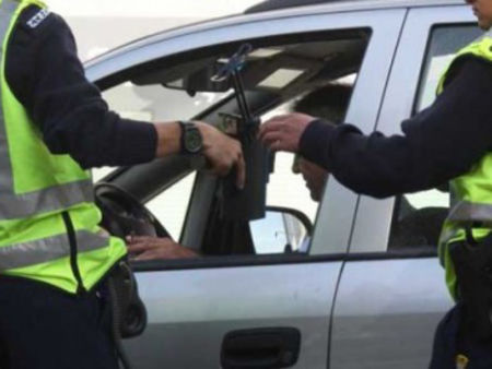 Бургаски шофьор без колан опита да подкупи полицаи с 30 лв.