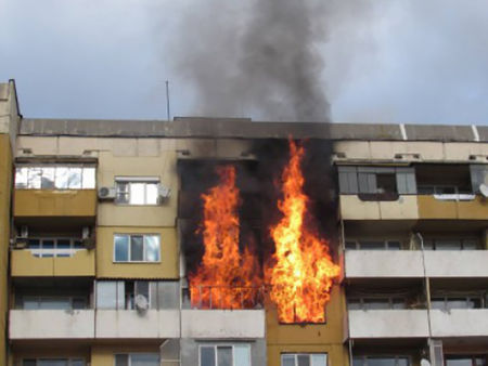 Извънредно! Пожар на ул.Карлово в бургаския ж.к.Лазур