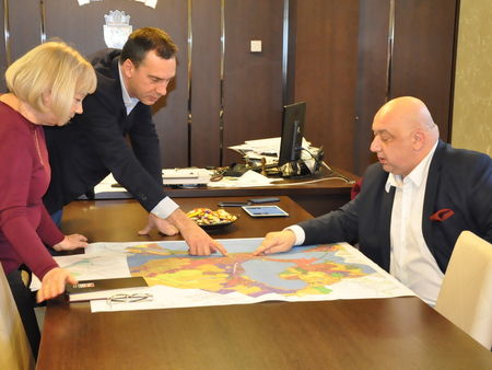 Четири варианта за нов стадион на Бургас, вижте кои предложения обсъдиха кмет и министър