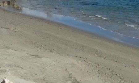 Оферта: €9 за пакетче – продават пясък от Офицерския плаж във Варна