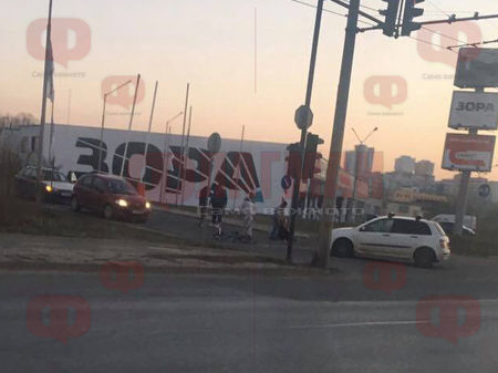 Пълен цирк при светофар на „Меден рудник“: Тя вади него от Шкода Фабия, дърпат се, разтървават ги